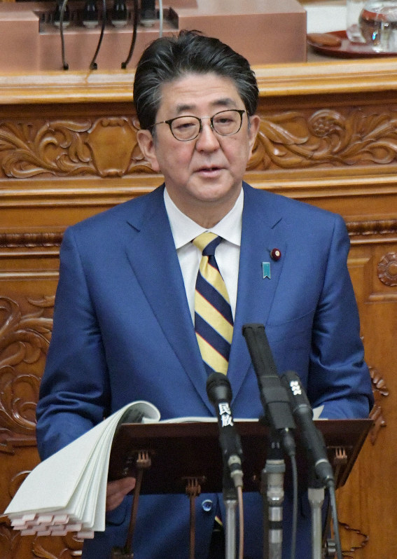 参院本会議で立憲民主党の福山哲郎幹事長の代表質問に答える安倍晋三首相=国会内で2020年1月23日午前10時50分、川田雅浩撮影