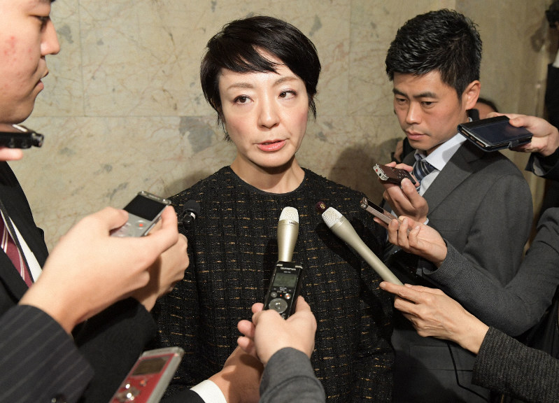昨年の参院選前に自身と夫の河井克行前法相がそれぞれ代表を務める政党支部に、自民党本部から計1億5000万円の資金が入ったことについて記者団の質問に答える河井案里参院議員=国会内で2020年1月23日午後0時5分、川田雅浩撮影