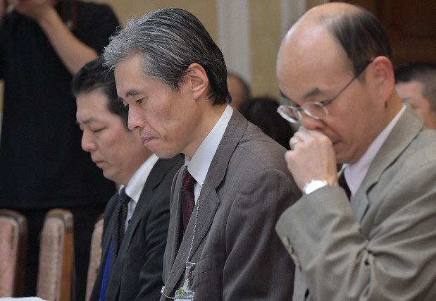 安倍晋三首相主催の「桜を見る会」を巡る問題の野党合同追及本部のヒアリングで議員側の発言を聞く内閣府などの担当者たち=国会内で2020年1月23日午後0時15分、川田雅浩撮影