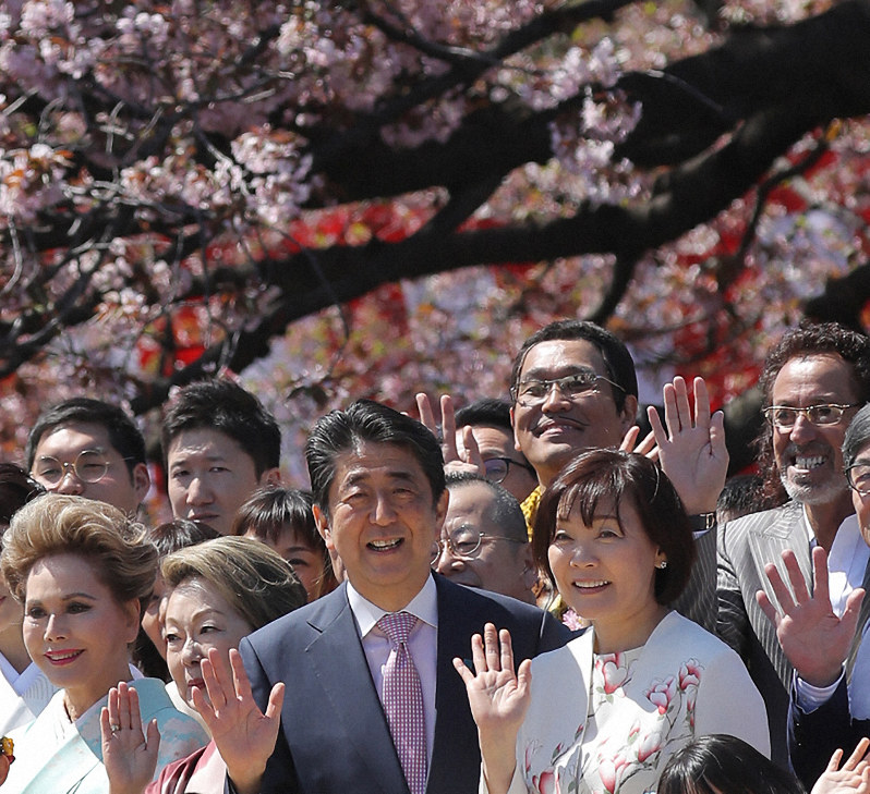 「桜を見る会」で招待客たちと記念撮影する安倍晋三首相と妻昭恵氏=東京都新宿区の新宿御苑で2019年4月13日、喜屋武真之介撮影