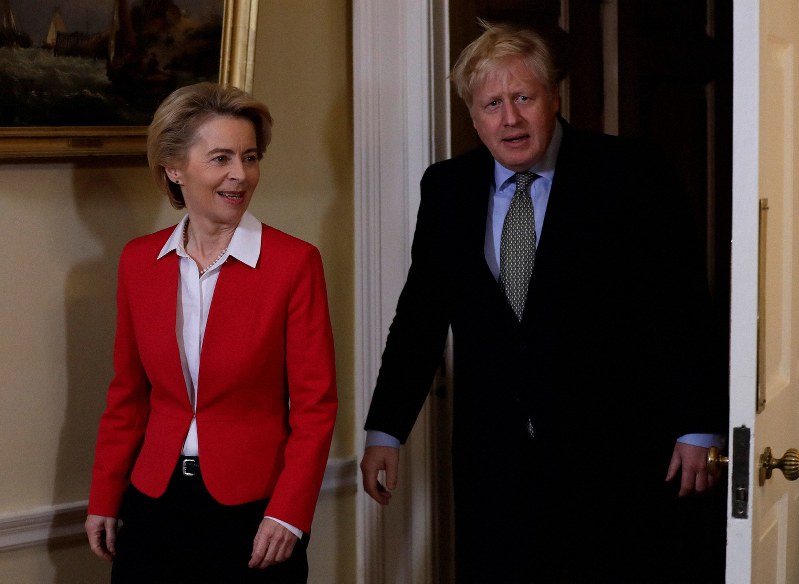 英首相官邸で会談したEUのフォンデアライエン欧州委員長(左)とジョンソン英首相=ロンドンで2020年1月8日、ロイター