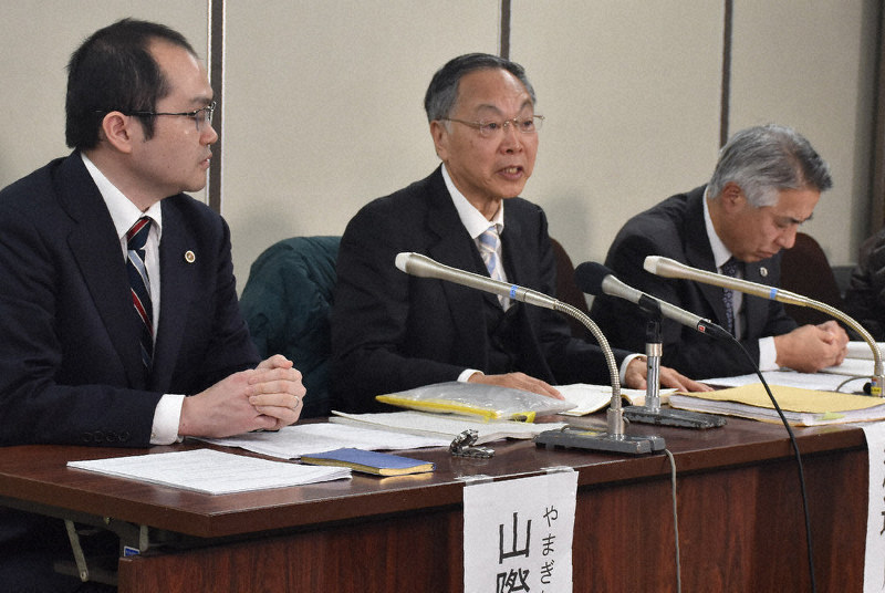 判決後に記者会見をする原告の渡辺敦雄さん(中央)=東京・霞が関の司法記者クラブで