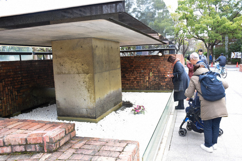 「慰霊と復興のモニュメント」を訪れた人々=神戸市中央区の東遊園地で、韓光勲撮影