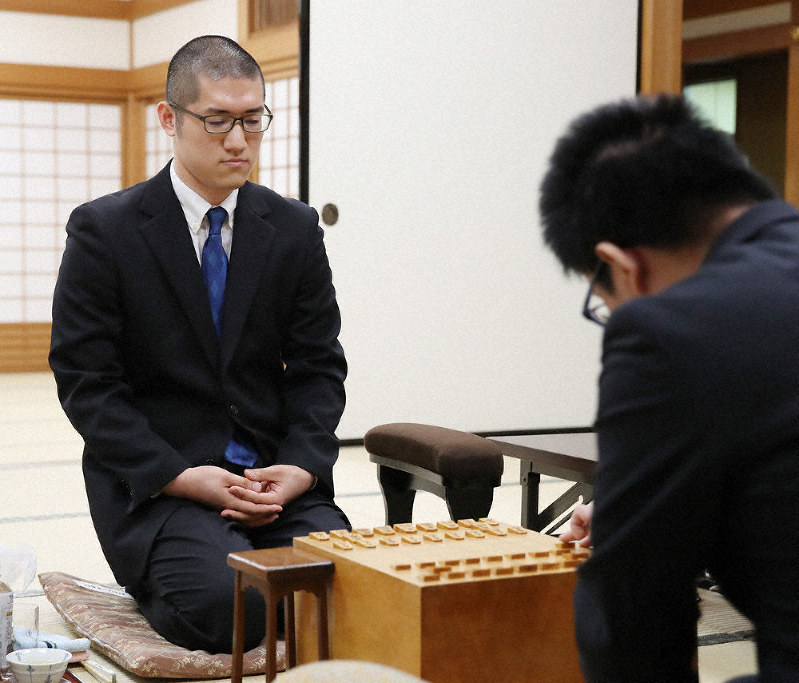 プロ棋士編入試験対局で対局する折田翔吾さん(左)=大阪市福島区の関西将棋会館で昨年11月、梅田麻衣子撮影