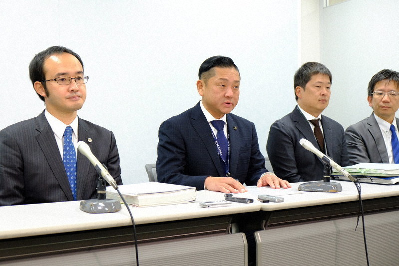 初弁論の閉廷後に記者会見する千代松大耕市長(左から2人目)=大阪市北区で2019年11月15日、村松洋撮影