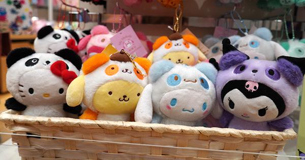 パンダの格好をしたハローキティも… サンリオが上野に新ショップ [写真