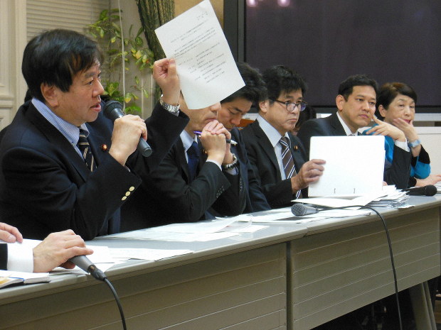 「桜を見る会」野党ヒアリングで説明する官僚に事実を詰める野党議員ら=国会内で2020年1月23日午後5時27分、山下貴史撮影
