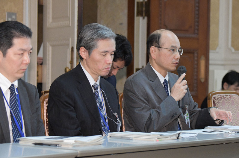 安倍晋三首相主催の「桜を見る会」を巡る問題の野党合同追及本部のヒアリングで議員たちの質問に答える内閣府などの担当者たち=国会内で2020年1月24日午後0時4分、川田雅浩撮影