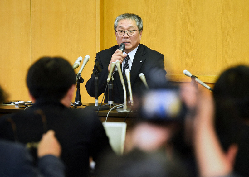 多くの報道陣を前に記者会見に臨む佐賀県玄海町の脇山町長=佐賀県玄海町で2020年1月23日、矢頭智剛撮影