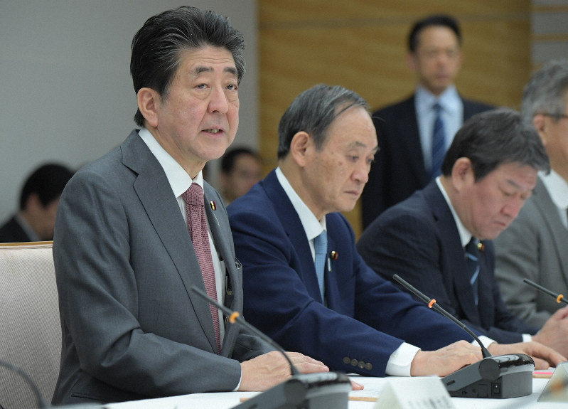 新型コロナウイルス対策の関係閣僚会議で発言する安倍晋三首相(左端)=首相官邸で2020年1月24日午前9時32分、川田雅浩撮影