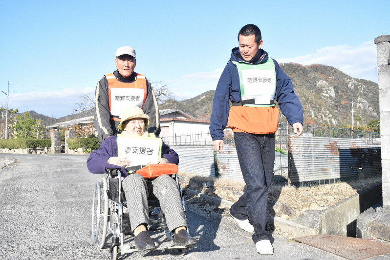 2人の支援者とともに避難する谷繁子さん(中央)=岡山県和気町藤野で、林田奈々撮影