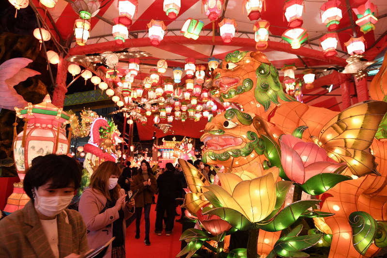 春節に合わせ 長崎ランタンフェスティバル開幕 中国人観光客 マスク着用で互いに気持ちよく 毎日新聞