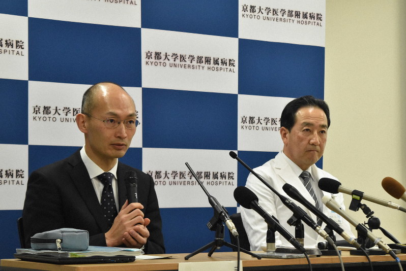 記者会見する京都大iPS細胞研究所の妻木範行教授(左)と京都大医学部付属病院の松田秀一教授=京都大医学部付属病院で2020年1月24日午後7時7分、菅沼舞撮影