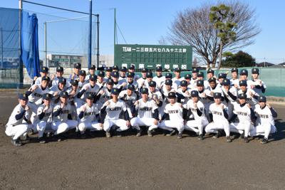 桐生第一の選手たち＝群馬県みどり市笠懸町の桐生第一高野球グラウンドで2019年12月25日、妹尾直道撮影