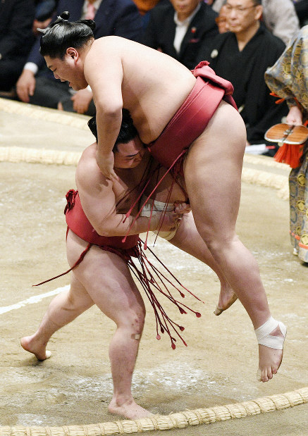99キロの炎鵬、155キロの阿炎を高々と浮かせ勝ち越し決める | 毎日新聞