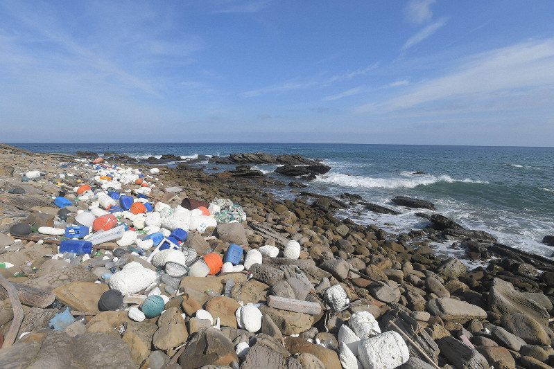 プラスチック容器や発泡スチロールが交ざった漂着ごみ。一部の素材は時間とともに細かく砕け、完全回収はより難しくなる=長崎県対馬市で2019年8月10日、津村豊和撮影