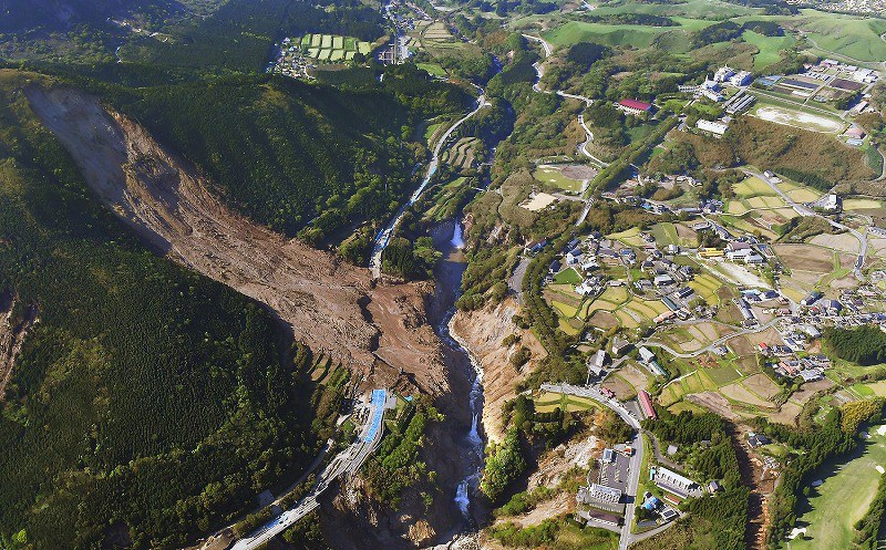 【パステル原画 A5 2枚セット】天空の道（熊本地震前後の阿蘇） 秋の阿蘇の草原 | 坂口恭平パステル画 | 熊本市現代美術館 CAMK