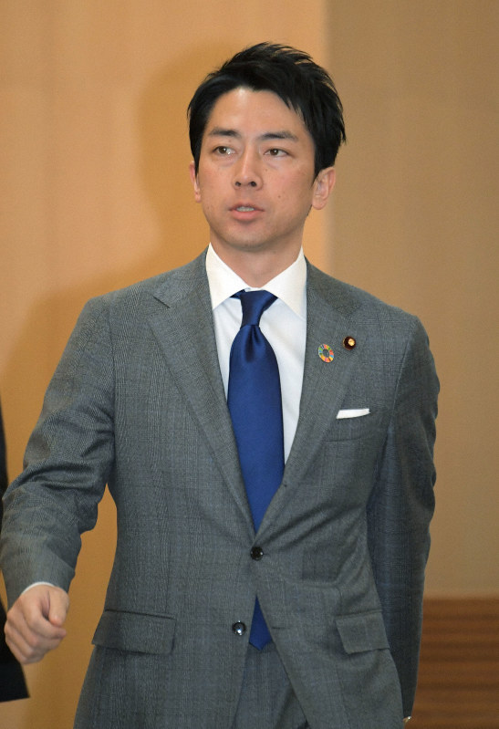 閣議に向かう小泉進次郎環境相。第1子出産に立ち会ってから来たことを後に説明した=首相官邸で2020年1月17日午前7時44分、川田雅浩撮影