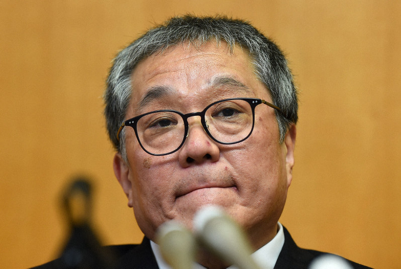 記者会見で唇をかむ佐賀県玄海町の脇山伸太郎町長=佐賀県玄海町で2020年1月23日午後1時21分、矢頭智剛撮影