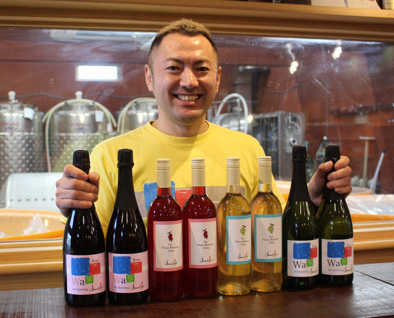 3年目を迎えた八戸ワインを披露する澤内昭宏さん=八戸市の澤内醸造で2020年1月24日、塚本弘毅撮影