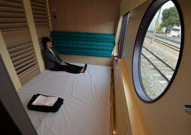 鮮やかな「瑠璃紺」色、ノビノビ座席や個室も… 令和の夜行「銀河」公開 JR西 [写真特集1/13] 毎日新聞