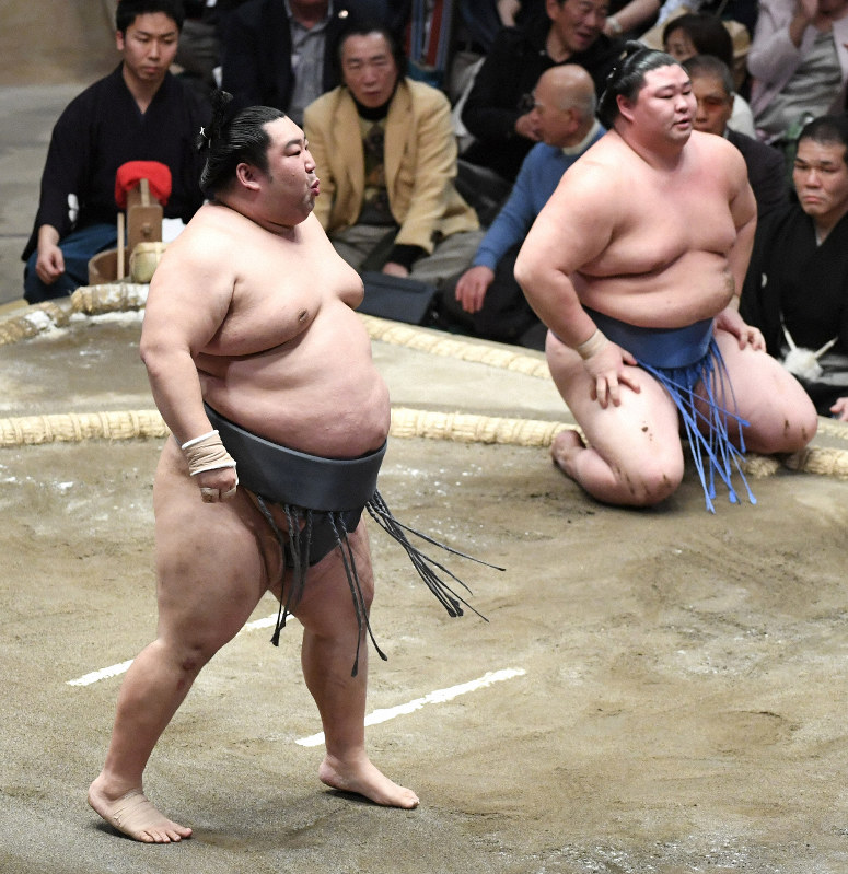 【大相撲初場所14日目】突き落としで正代(右)を破った徳勝龍=東京・両国国技館で2020年1月25日、竹内紀臣撮影