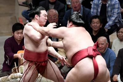 大栄翔（右）に突き出しで敗れる炎鵬＝東京・両国国技館で2020年1月25日、竹内紀臣撮影