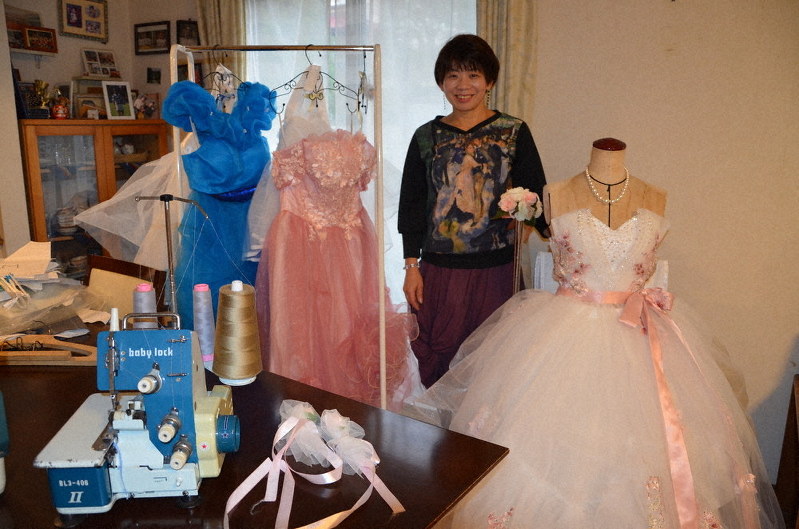車椅子女性を美しく ウエディングドレス 座ったまま着脱 逗子のデザイナー 体に合わせリメーク 東京 毎日新聞