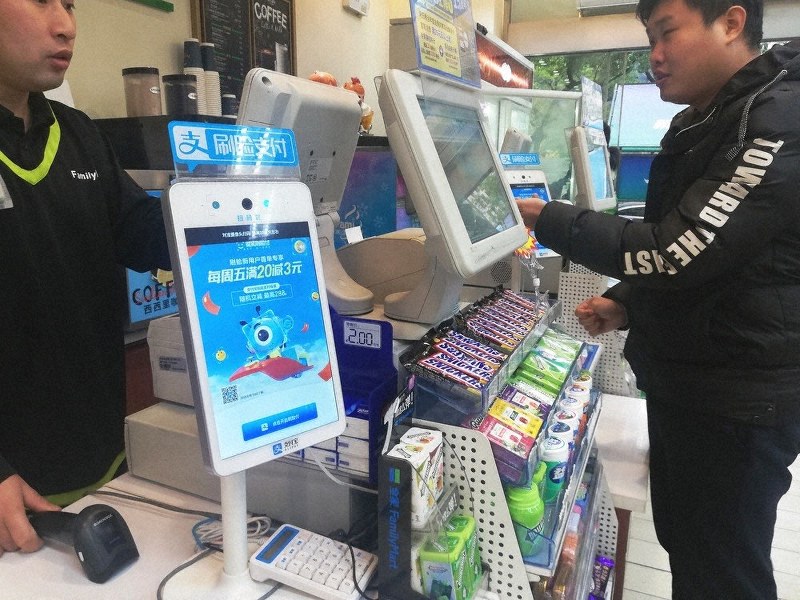 コンビニエンスストアのレジにも顔認証機能を備えた端末が導入されていた=中国浙江省杭州市で、赤間清広撮影