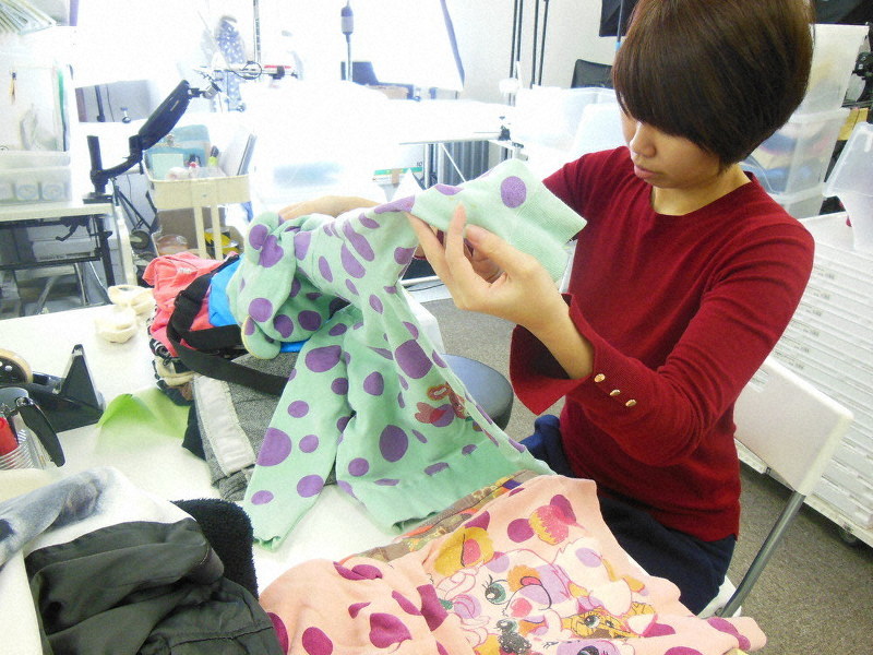送られてきた洋服を検品するキャリーオンのスタッフ=東京都港区の同社事務所で