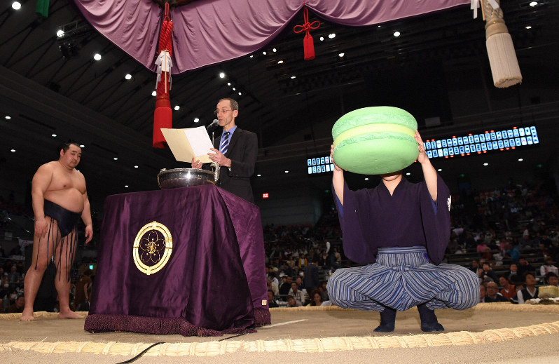 優勝した鶴竜(左)への日仏友好杯授与式で土俵上に登場した大きなマカロンのレプリカ=エディオンアリーナ大阪で2018年3月25日、山崎一輝撮影