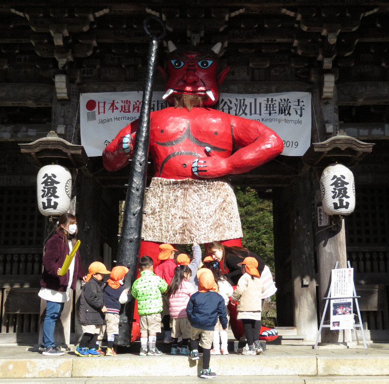身長4メートル 赤鬼が登場 にらみをきかせるのは… 岐阜・華厳寺 | 毎日新聞