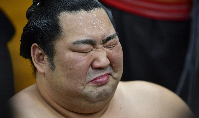 優勝を決めて支度部屋で涙を流す徳勝龍=東京・両国国技館で2020年1月26日、藤井達也撮影