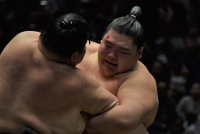 千秋楽で敗れて負け越した納谷（右）＝東京・両国国技館で2020年1月26日午後2時12分、村社拓信撮影