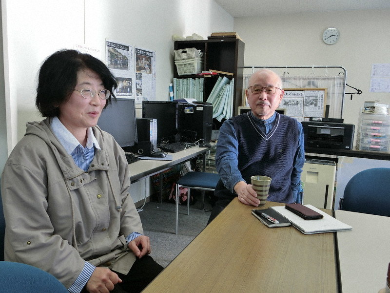 大学内にあるNEWSつくばの編集制作室で話す坂本栄理事長(右)とデスク兼記者の鈴木宏子さん=つくば市で