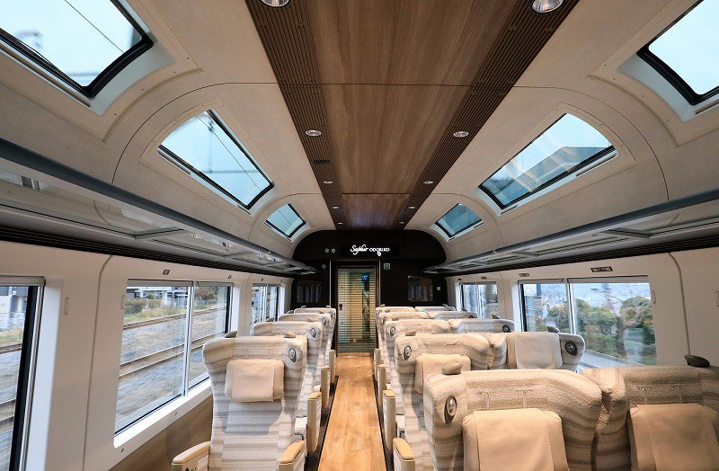 座席を車座にして青く輝く伊豆の海を満喫 「サフィール踊り子」を