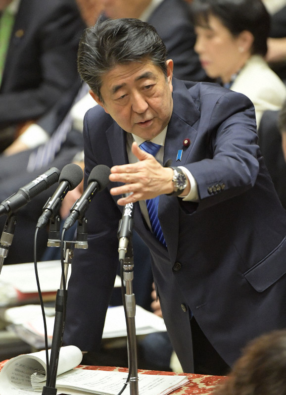 衆院予算委員会で「桜を見る会」を巡る問題について答弁中に野党議員のヤジを指摘する安倍晋三首相=国会内で2020年1月27日午後4時28分、川田雅浩撮影