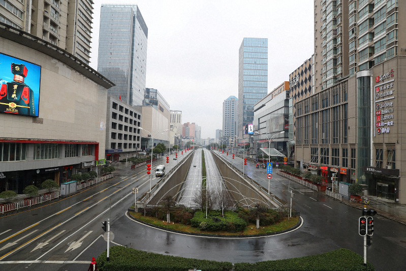 感染拡大を防ぐためとして車の通行が規制され、閑散とした武漢市中心部=2020年1月26日、ロイター
