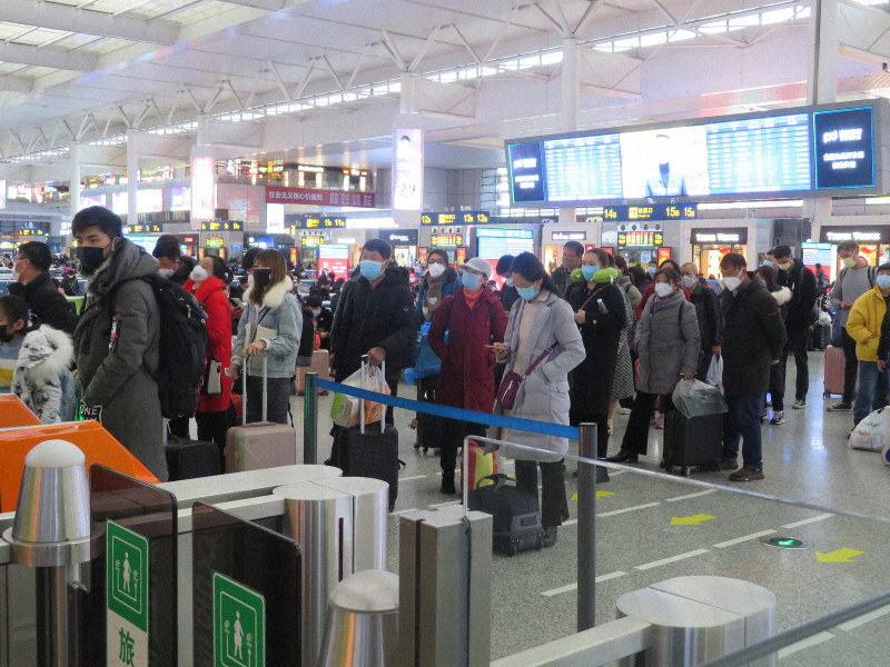 マスク姿で高速鉄道の出発を待つ乗客ら=上海虹橋駅で2020年1月27日、工藤哲撮影