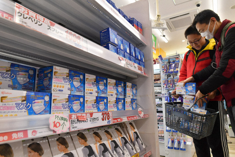 ドラッグストアでは中国などからの観光客が次々とマスクを買い求めていた=大阪市中央区で2020年1月26日午後2時44分、小松雄介撮影