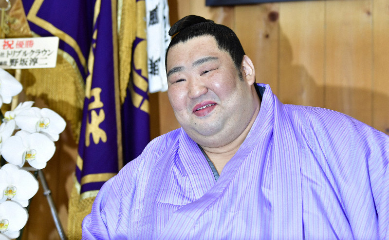 初優勝から一夜明け、記者会見に臨む徳勝龍=東京都墨田区で2020年1月27日午前10時5分、藤井達也撮影