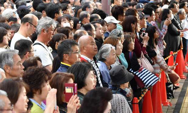 衆院選候補者の応援演説をする政党党首の話を聞く有権者たち=神戸市北区で2017年10月、猪飼健史撮影