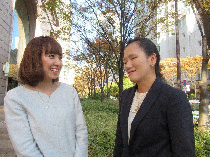 「ブラインドコミュニケーション」を開発した西村由美さん(左)と常瑠里子さん =大阪市内で、山本真也撮影