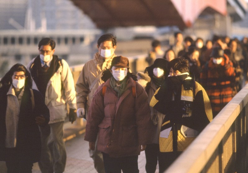神戸市の三宮とポートアイランドを結ぶ神戸大橋は車が通れない状態が続き、徒歩で渡る人の列が絶えなかった=神戸市中央区の神戸大橋で1995年2月、内林克行撮影