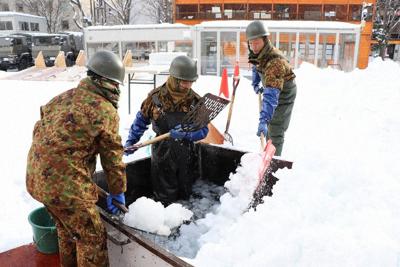 水を張ったプールの中で行われる化粧雪づくり＝波多野真義撮影