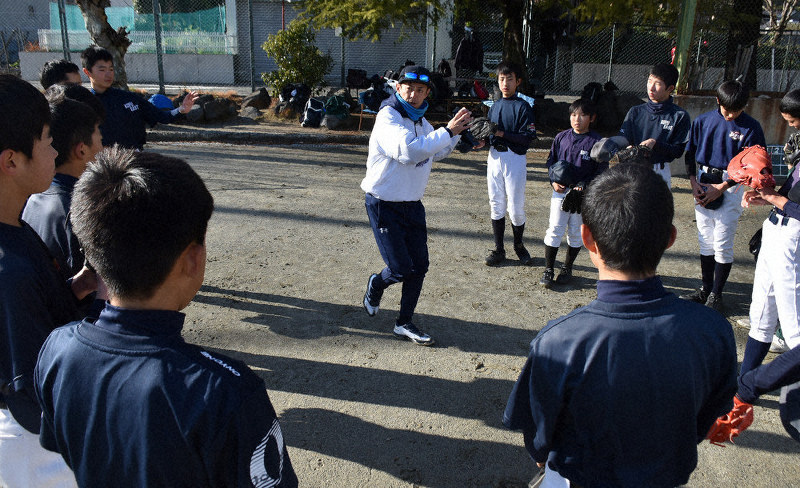 ミュージシャン 野球指導 甲府東中で伸太郎さん 広がる教員代替の外部登用 山梨 毎日新聞