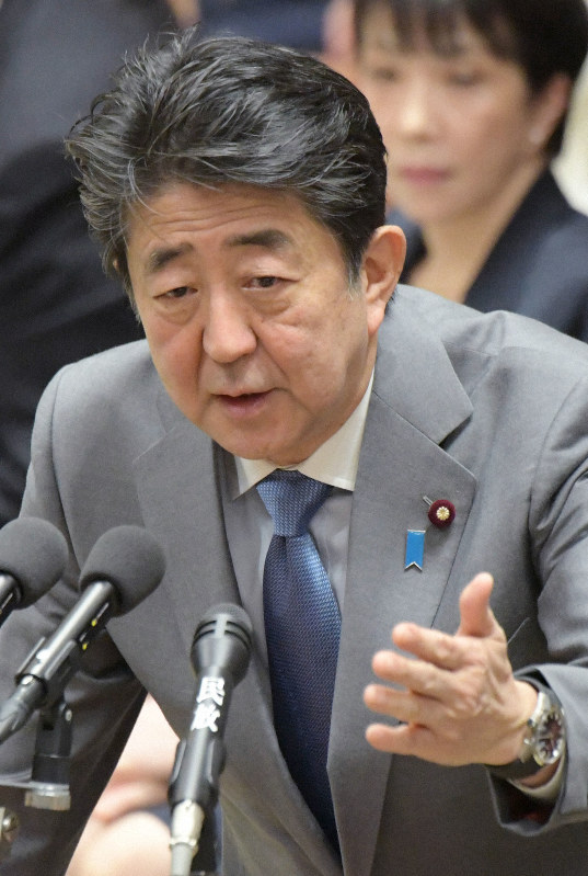衆院予算委員会で自身主催の「桜を見る会」を巡る問題について答弁中、ヤジを飛ばした野党議員に対し発言する安倍晋三首相=国会内で2020年1月28日午前10時11分、川田雅浩撮影