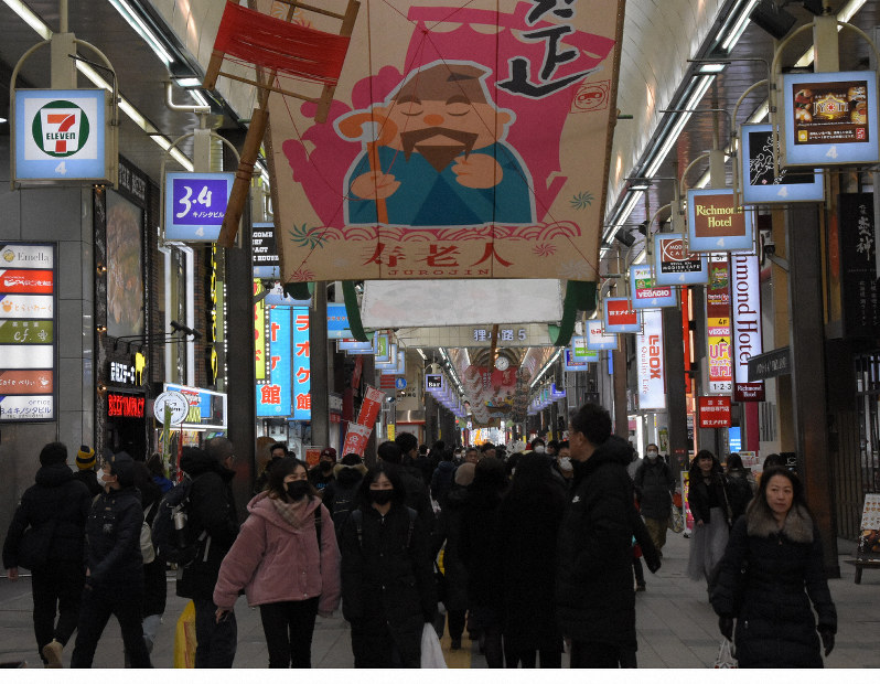 中国人観光客らを迎えるため、春節の装飾が施された狸小路商店街。マスクを着けて歩く人たちの姿が目立った=札幌市中央区で2020年1月27日、澤俊太郎撮影