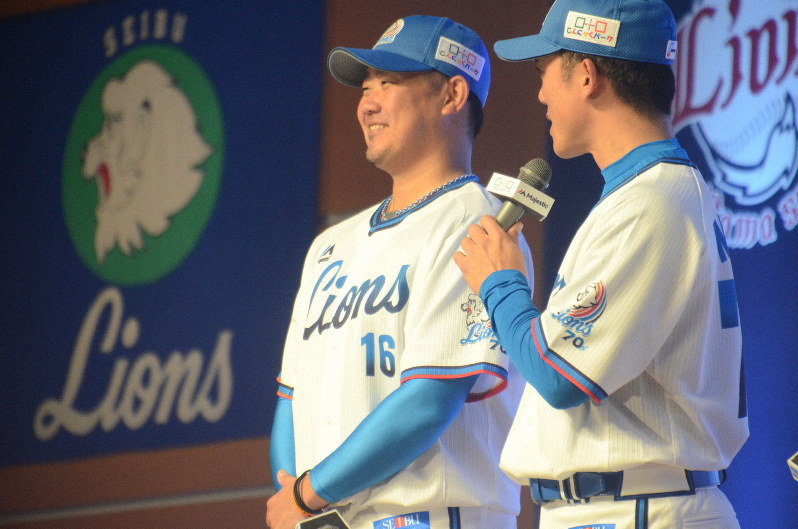特別ユニホームを着てファンの前で笑顔を見せる西武の松坂(左)=埼玉県所沢市の西武第2ビルで2020年1月28日午後5時51分、生野貴紀撮影