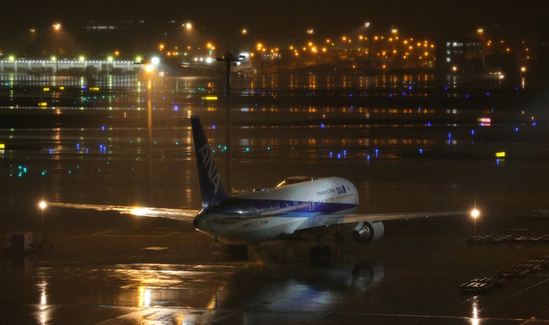 中国・武漢に向け出発する予定のチャーター機=羽田空港で2020年1月28日午後5時44分、長谷川直亮撮影